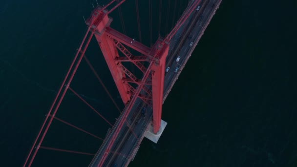 Luftaufnahme der Almada Ende April Brücke. Lange Schrägseilbrücke über den Tegus. Drohnen-Kamera hochgeklappt. Lissabon, Hauptstadt von Portugal. — Stockvideo