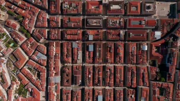 Pájaros aéreos ojo arriba hacia abajo panorámica de las calles y edificios de la ciudad. Despliegue simétrico de bloques de casas desde arriba. Lisboa, capital de Portugal. — Vídeo de stock