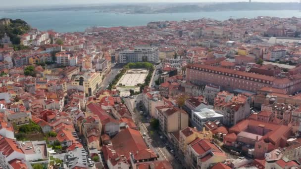 Şehir merkezinin havadan görüntüsü. Central Lisbon Üniversitesi Hastane Binası ve İHA 'dan Martim Moniz Meydanı' na geniş panoramik manzara. Lizbon, Portekiz 'in başkenti. — Stok video