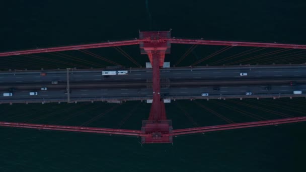 Oiseaux aériens vue aérienne du haut vers le bas de la circulation sur la route à voies multiples. Des flots de voitures conduisant sur le pont de l'autoroute depuis la caméra du drone, zoomer sur les images. Lisbonne, capitale du Portugal. — Video