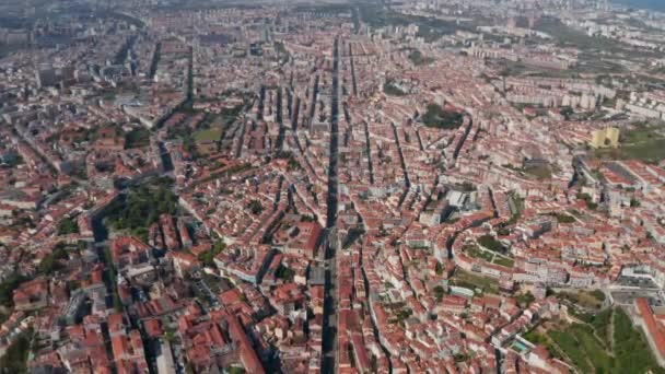 天台城市景观的高角度视图。从一条长长的直街上缓缓向前飞去的无人驾驶飞机.葡萄牙首都里斯本. — 图库视频影像