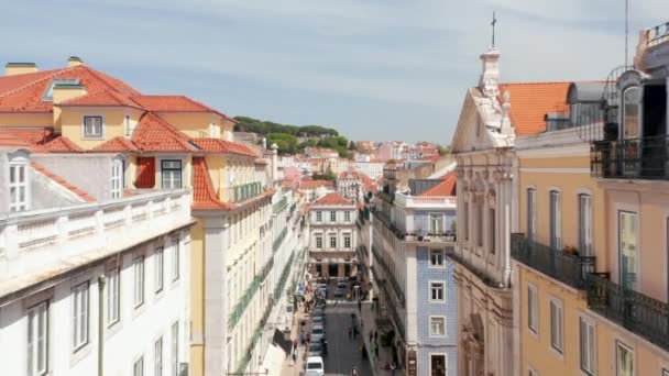 Kamera Drone terbang ke depan di atas jalan di tingkat bangunan sekitarnya lantai atas. Pemandangan udara Rua Garrett, jalan belanja utama di Chiado. Lisbon, ibukota Portugal. — Stok Video