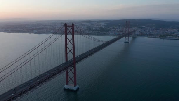 4月25日傍晚的空中无人驾驶飞机俯瞰泰格斯河上的桥。长斜拉桥的轮廓。葡萄牙首都里斯本. — 图库视频影像