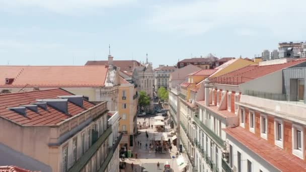 Câmera de drones voando para a frente acima da rua Garrett. Vista aérea da principal rua comercial do Chiado. Lisboa, capital de Portugal. — Vídeo de Stock