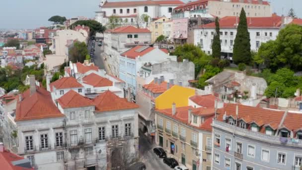 一架无人驾驶相机在狭窄的街道上方飞行，通往大教堂、格雷斯教堂和格雷斯圣母修道院建筑群。葡萄牙首都里斯本. — 图库视频影像