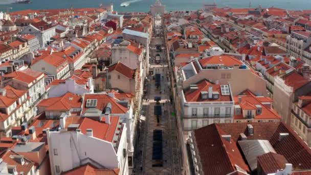 Kamera lecąca do przodu i podążająca promenadą Rua Augusta w kierunku kamiennego łuku triumfalnego Rua Augusta Arch. Lizbona, stolica Portugalii. — Wideo stockowe