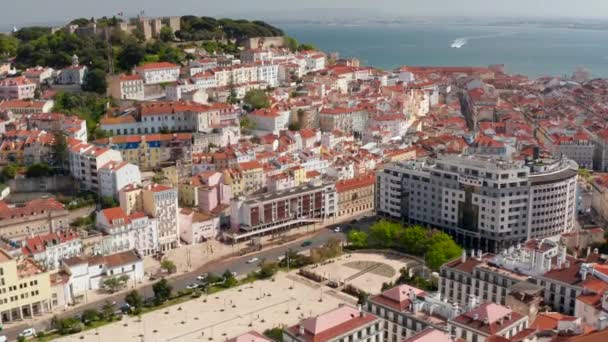 Flygfoto medeltida sten Saint George Castle på kullen ovanför Martim Moniz torget. Drönare kamera flyger runt slottet kulle. Lissabon, Portugals huvudstad. — Stockvideo