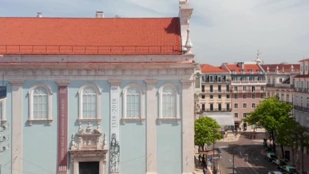 Drone camera stijgt langzaam op over historische gebouwen met meerdere verdiepingen in het centrum. Onthullende stadspanorama met Taag rivier op de achtergrond. Lissabon, hoofdstad van Portugal. — Stockvideo