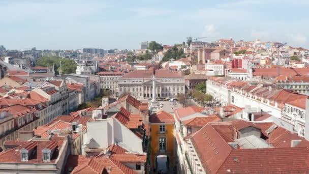 Αεροφωτογραφία του ιστορικού κέντρου της πόλης, πλατεία King Pedro IV με στήλη Pedro IV και Queen Maria II Εθνικό Θέατρο. Κάμερα ρομπότ πετάει μπροστά και γέρνει προς τα κάτω. Λισαβόνα, πρωτεύουσα της Πορτογαλίας. — Αρχείο Βίντεο