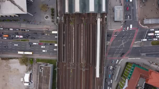 Luchtvogels oog boven hoofd naar beneden zicht op het verkeer op kruising in de spits. Brede meersporige spoorbrug op het treinstation Berlijn-Spandau. Hyperlapse van het vervoer in de stad — Stockvideo