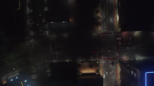 Pájaros aéreos ojo por encima de la cabeza vista de arriba hacia abajo de amplias calles multicarril del centro. Vista nocturna panorámica vertical de calles iluminadas. Dallas, Texas, EE.UU. — Vídeos de Stock