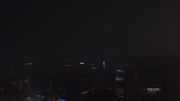 Luchtfoto van de nachtelijke scene van de stad. Weinig licht in de binnenstad met stadslichten van dalende drone. Dallas, Texas, Verenigde Staten — Stockvideo