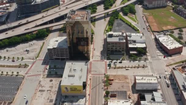 Letecký pohled na různé budovy podél dálnice. Přední letící dron, sklopte záběry vícepodlažní komerční nemovitosti se skleněnou fasádou. Dallas, Texas, USA — Stock video