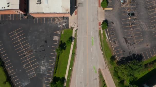 Aves aéreas olho em cima de cima para baixo vista do centro da rua vazio e estacionamentos. Vista vertical panorâmica. Movimento limitado de pessoas devido à pandemia mundial. Dallas, Texas, EUA — Vídeo de Stock