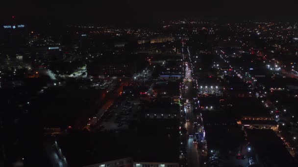 城市夜景的空中景观。从Drone的观点看社区深Ellum的党。城市的灯指示街道的方向。美国德克萨斯州达拉斯市 — 图库视频影像