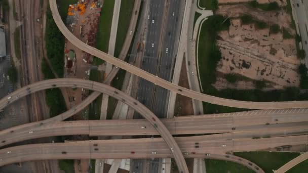 Aves aéreas olho em cima de cima para baixo visão panorâmica de grande e complexa auto-estrada multilane intersecção. Carros sem problemas dirigindo em pistas. Dallas, Texas, EUA — Vídeo de Stock