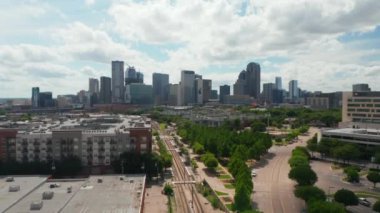 İHA 'nın geniş ufuk çizgisinin hava aracı görüntüsü mahalledeki alçak evlerin üzerinden yükseliyor. Dallas, Teksas, ABD