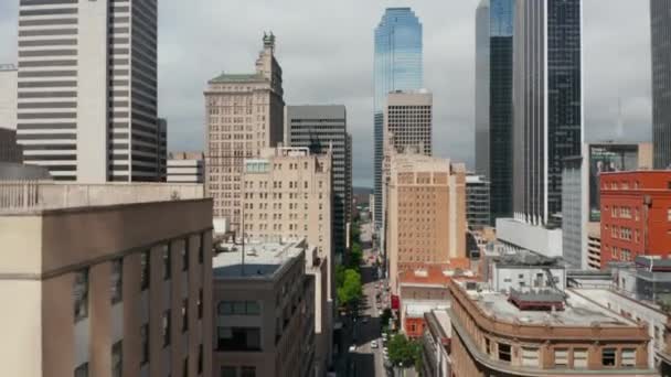 Gebouwen met uitzicht vanuit de lucht in het centrum. Mengsel van oude en moderne hoge gebouwen in de stad. Zicht vanaf opstijgende drone. Dallas, Texas, Verenigde Staten — Stockvideo