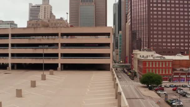 Αυξημένη θέα από τηλεκατευθυνόμενο που κινείται πάνω από την οδό Ελμ στο κέντρο. Αεροφωτογραφία των ψηλών επαγγελματικών κτιρίων. Πολυώροφα τετράγωνα γραφείων. Ντάλας, Τέξας, ΗΠΑ — Αρχείο Βίντεο