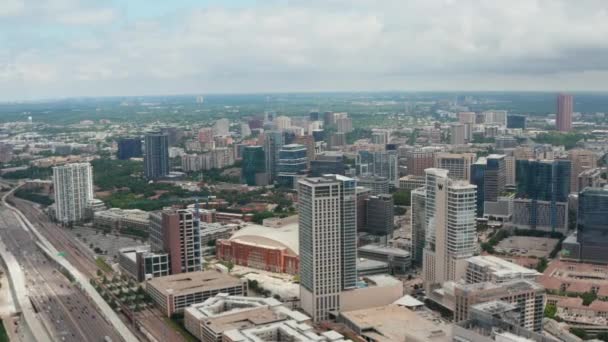 Vue aérienne du panorama du centre-ville. Grands bâtiments irrégulièrement dispersés parmi les plus bas. Dallas, Texas, USA — Video