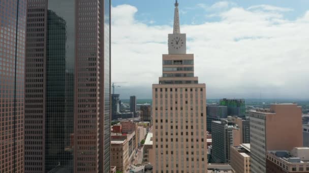 Luftaufnahme eines hohen Gebäudes mit Spitze und großer Uhr. Sockel hoch nach der Mercantile National Bank. Hochhäuser in der Innenstadt. Dallas, Texas, USA — Stockvideo