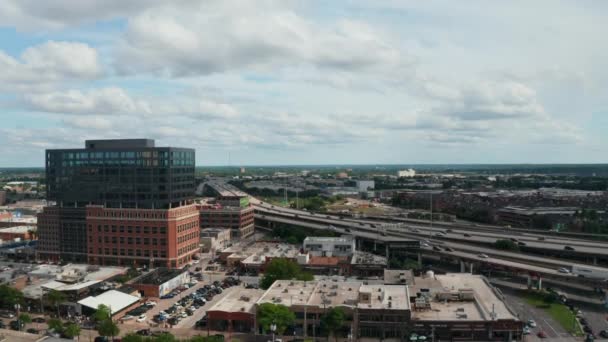 Aflopend drone uitzicht op lage gebouwen in de stad in de buurt van rush multilane snelweg. Luchtfoto uitzicht op de buurt van de stad. Dallas, Texas, Verenigde Staten — Stockvideo