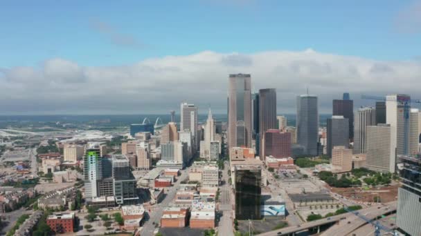 Vista aérea altos edifícios de escritórios modernos no centro da cidade. Grupo de arranha-céus atrás da auto-estrada. Pedestal down footage from drone. Dallas, Texas, EUA — Vídeo de Stock