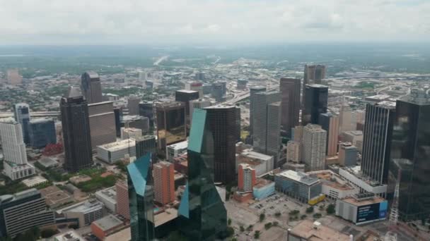 从空中俯瞰市中心的全景。城市景观与现代高大的摩天大楼。城市的商业和金融区。美国德克萨斯州达拉斯市 — 图库视频影像