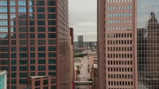 Vista aérea da baixa. Drone voando acima da rua entre dois arranha-céus modernos. Revelando vista sobre rodovia e canteiro de obras. Dallas, Texas, EUA — Vídeo de Stock