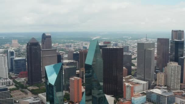 Forwards flying drone towards modern tall buildings at Fountain place with glass facades and irregular shape. Aerial view of downtown. Dallas, Texas, US — Stock Video