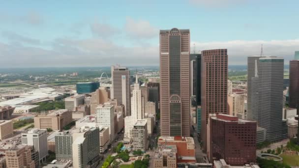 Panning vista aerea del paesaggio urbano. Drone che vola intorno ad alti grattacieli moderni in centro. Dallas, Texas, Stati Uniti — Video Stock