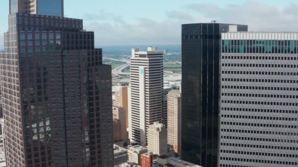 Vista aerea del centro. Drone che vola tra i moderni grattacieli. Inclinazione verso il basso per visualizzare gli edifici inferiori. Dallas, Texas, Stati Uniti — Video Stock