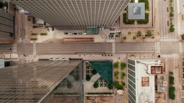 Aves aéreas olho em cima da vista para baixo de largura multilane ruas do centro com baixo tráfego. Visão panorâmica horizontal. Dallas, Texas, EUA — Vídeo de Stock