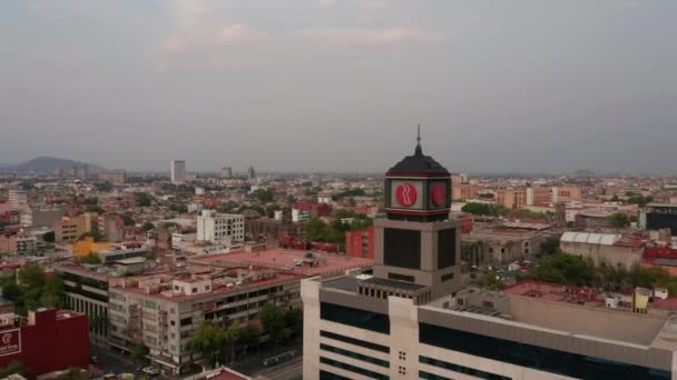 Letecký výhled na velké město v centru. Kamera létá kolem hotelu Ramada, moderní budovy s věží. Mexico city, Mexico. — Stock video