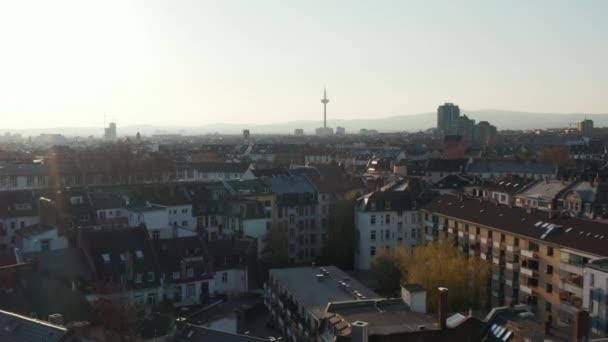 Avante drone voador acima da vizinhança urbana. A dirigir-se para a torre de telecomunicações Europaturm. Frankfurt am Main, Alemanha — Vídeo de Stock