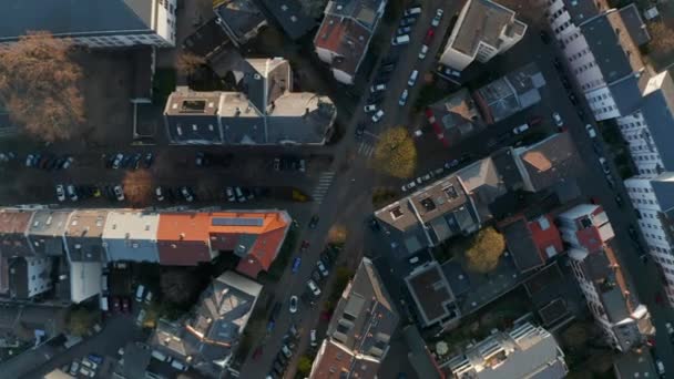 Pájaros aéreos vista desde arriba hacia abajo de las calles en el barrio de Bornheim. Lentamente alejándose. Frankfurt am Main, Alemania — Vídeos de Stock