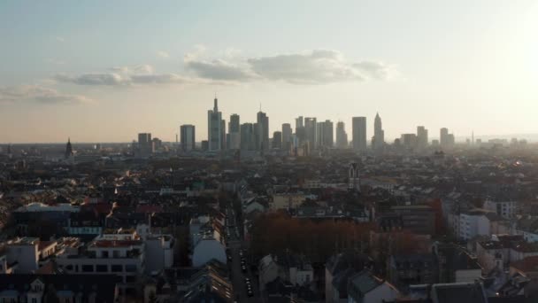 Vista aérea del paisaje urbano con rascacielos. Vista elevada forma dron en el horizonte contra el cielo brillante. Frankfurt am Main, Alemania — Vídeo de stock