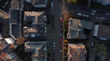 Bornheim Mahallesi 'nin sokaklarındaki sakin sabahları yukarıdan aşağı bakan hava kuşları. Arabalar yol kenarına, binaların önüne park edilmiş. Dikey tarama. Frankfurt am Main, Almanya