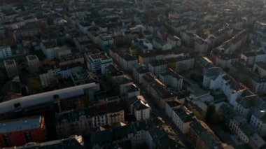 Bornheim mahallesindeki binaların ve sokakların havadan görüntüsü. Şehir merkezindeki gökdelenlerle gökdelenleri göster. Frankfurt am Main, Almanya