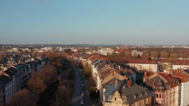 Şehir merkezinin havadan görünüşü. Geniş caddeyi takip eden İHA. Altın saat. Frankfurt am Main, Almanya