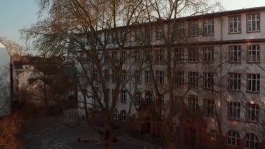Yükselen insansız hava aracı görüntüsü, birkaç yüksek binayla şehir manzarasını yavaş yavaş ortaya çıkarıyor. Frankfurt am Main, Almanya