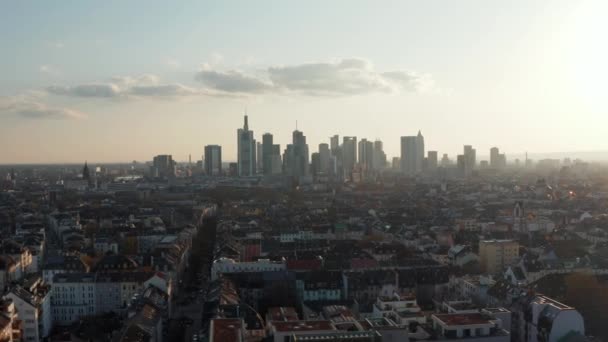 Flyg spårning vy över stadsbilden med skyskrapor. Skyline mot klar himmel. Frankfurt am Main, Tyskland — Stockvideo