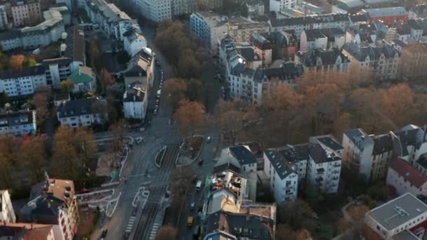 Vista aérea de drones sobre el vecindario urbano. Inclinen imágenes que revelen el horizonte. Paisaje urbano con altos rascacielos modernos contra el sol. Frankfurt am Main, Alemania — Vídeo de stock