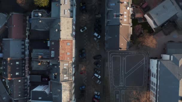 Aerial birds eye overhead top down view of empty morning street in Bornheim neighborhood. Parque infantil de transporte pintado en asfalto en frente de la escuela. Panorama vertical. Frankfurt am Main, Alemania — Vídeo de stock