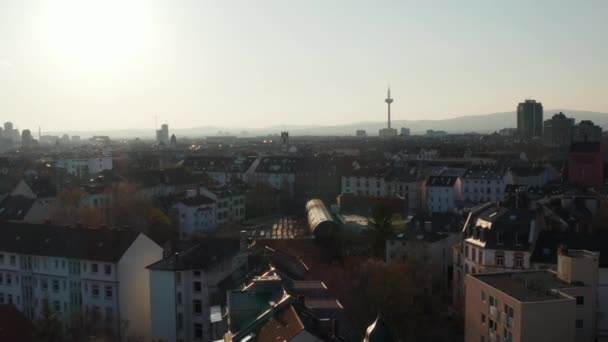 Panorama curve opname van vliegen over gebouwen in Bornheim buurt. Onthulling van de skyline van de stad met wolkenkrabbers tegen de heldere hemel. Frankfurt am Main, Duitsland — Stockvideo