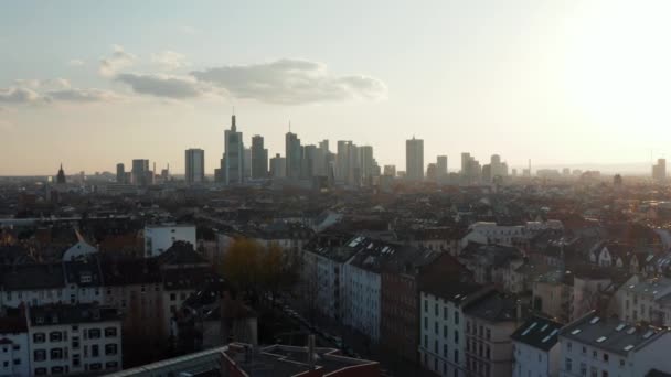 Vista aérea del dron de la gran ciudad contra el cielo brillante. Drone volando hacia un grupo de rascacielos en el centro. Skyline de centro financiero y de negocios. Frankfurt am Main, Alemania — Vídeo de stock