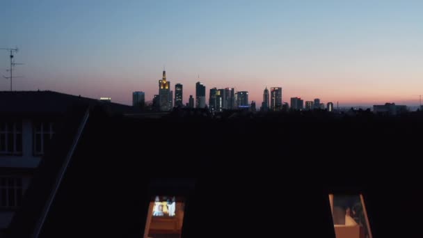 Des images montantes de drones révélant le paysage urbain en heure bleue. Panorama du centre-ville avec des gratte-ciel contre le coucher de soleil bleu rose. Frankfurt am Main, Allemagne — Video