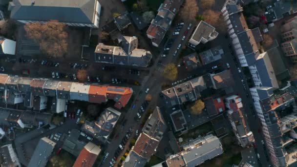 Pájaros aéreos vista desde arriba hacia abajo vista de casas y calles en el barrio de Bornheim. Lentamente alejándose y girando. Frankfurt am Main, Alemania — Vídeo de stock