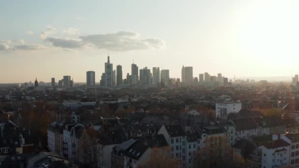 Widok na dach miejskiej dzielnicy. Pejzaż miejski z wysokimi nowoczesnymi drapaczami chmur przeciwko jasnemu niebu z drona. Frankfurt nad Menem, Niemcy — Wideo stockowe