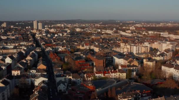 공중 드론으로 도시 주변을 볼 수있습니다. 밝은 아침 햇살을 받는 건물들. 독일 프랑크푸르트 주 (州) — 비디오